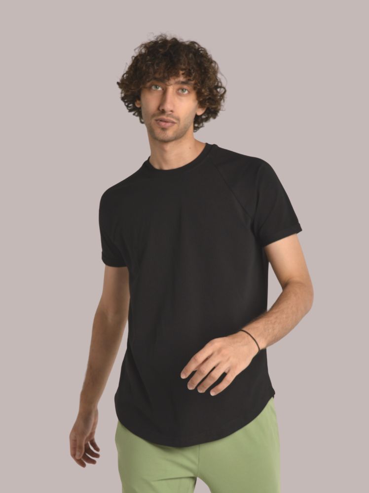 Curved raglan Black T-shirt